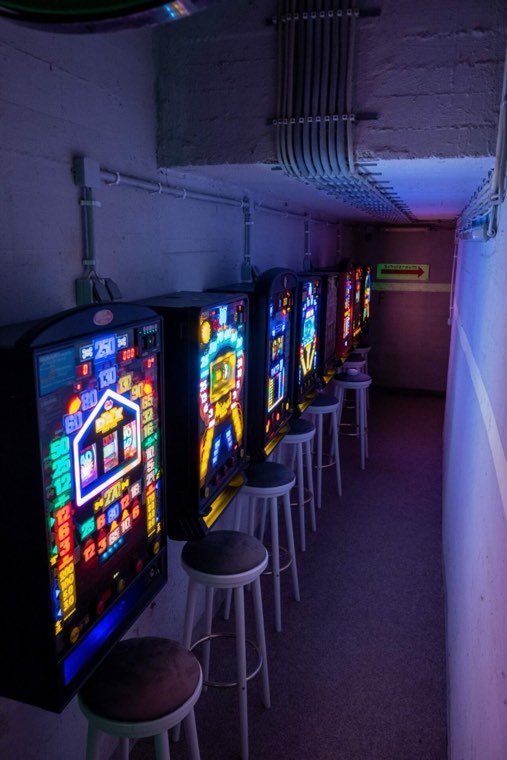 Leuchtende Arcade-Automaten in der Lounge