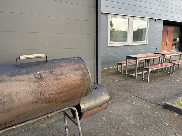 Smoker-Grill und Sitzbänke im Außenbereich