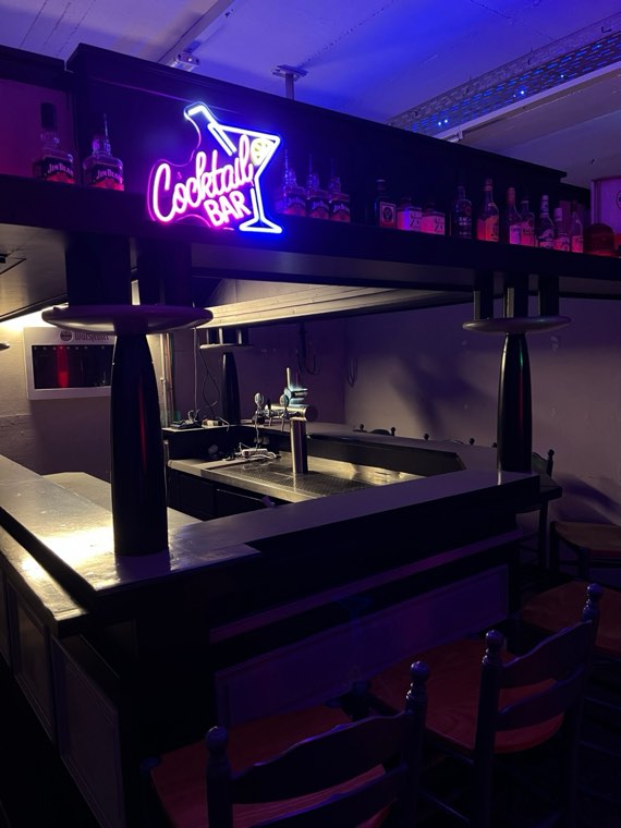 Cocktail-Bar mit Neonschild im LAN-Bunker