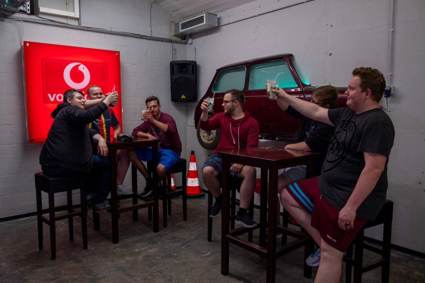 Gruppe stößt an der Bar an