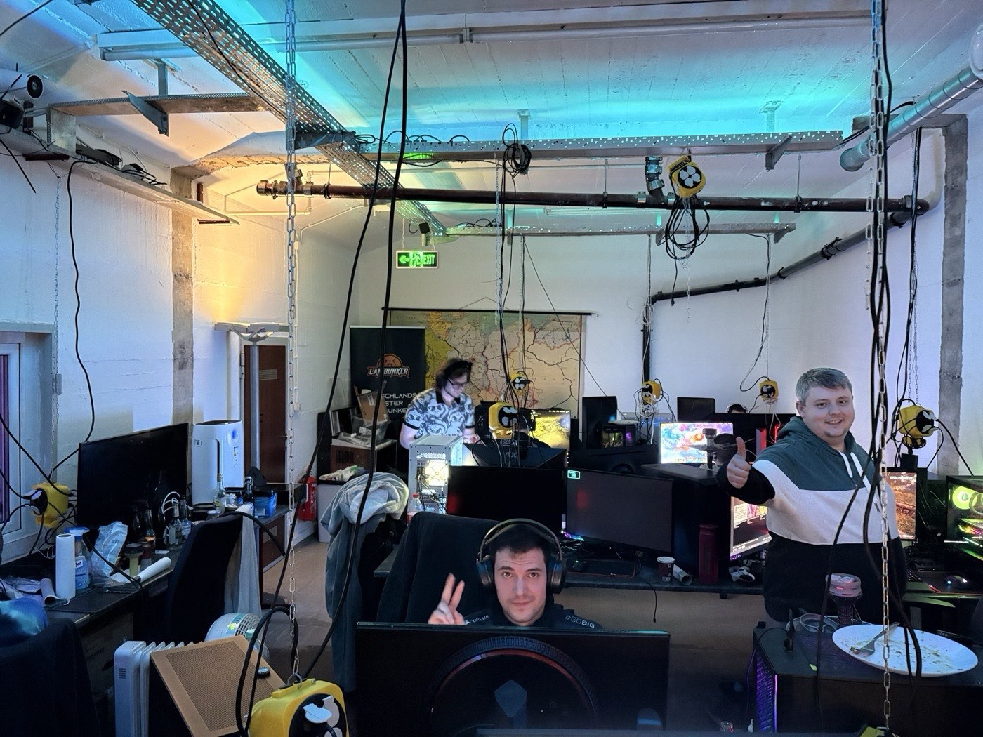 Gaming-Area mit 20 Plätzen im LAN-Bunker