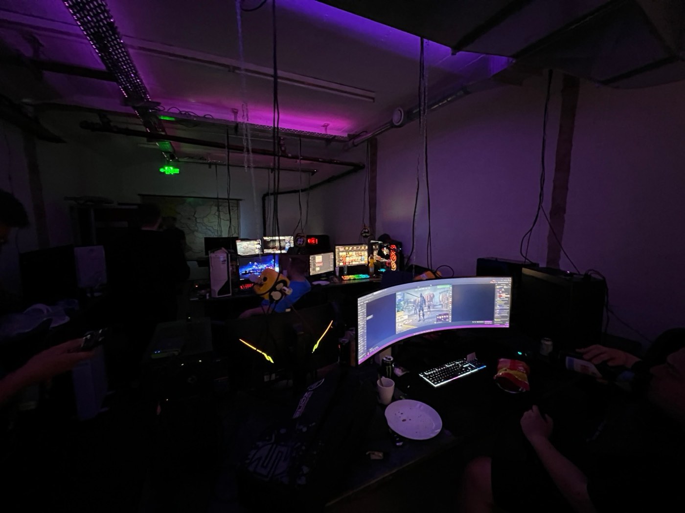 LAN-Party im Gaming-Raum mit lila Licht