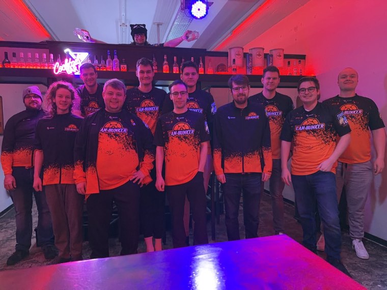 Das LAN-Bunker-Team in orangenen Shirts an der Bar